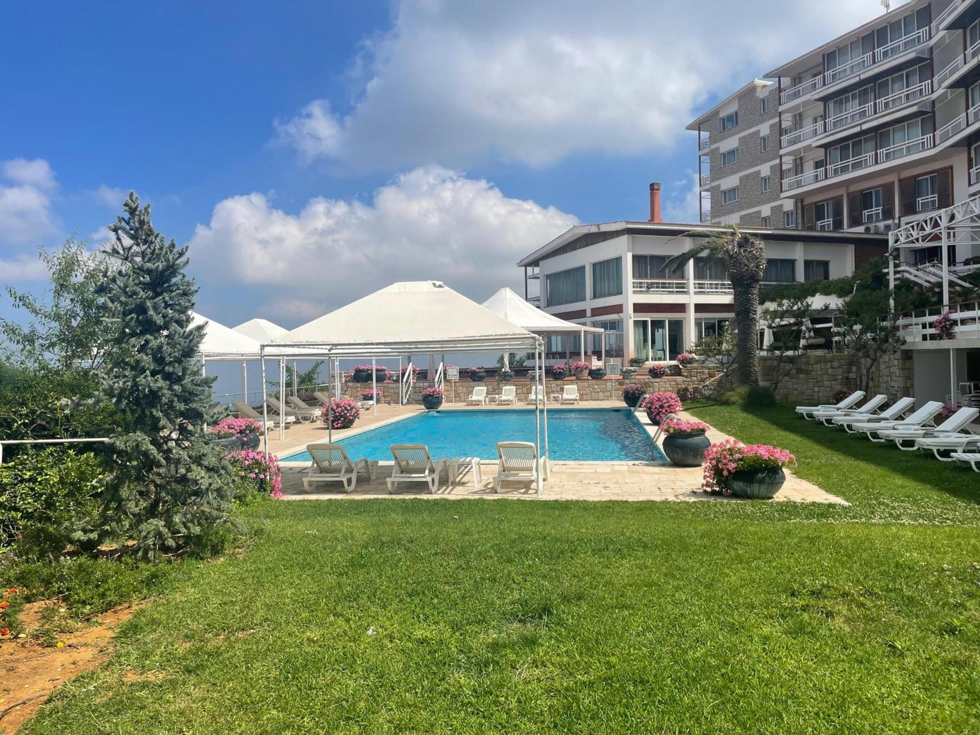 Hotel Al Bustan Beit Mery Екстериор снимка