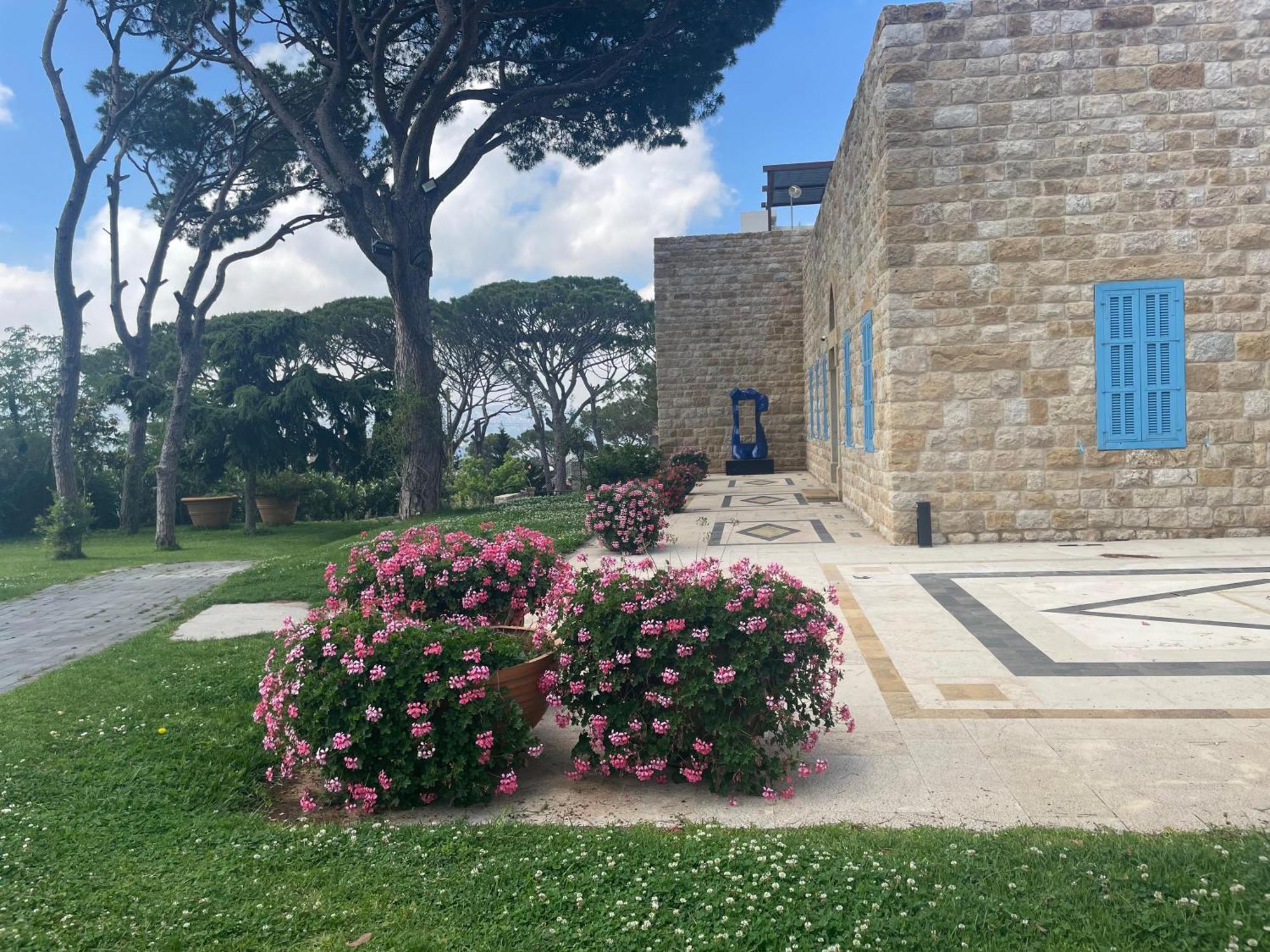 Hotel Al Bustan Beit Mery Екстериор снимка