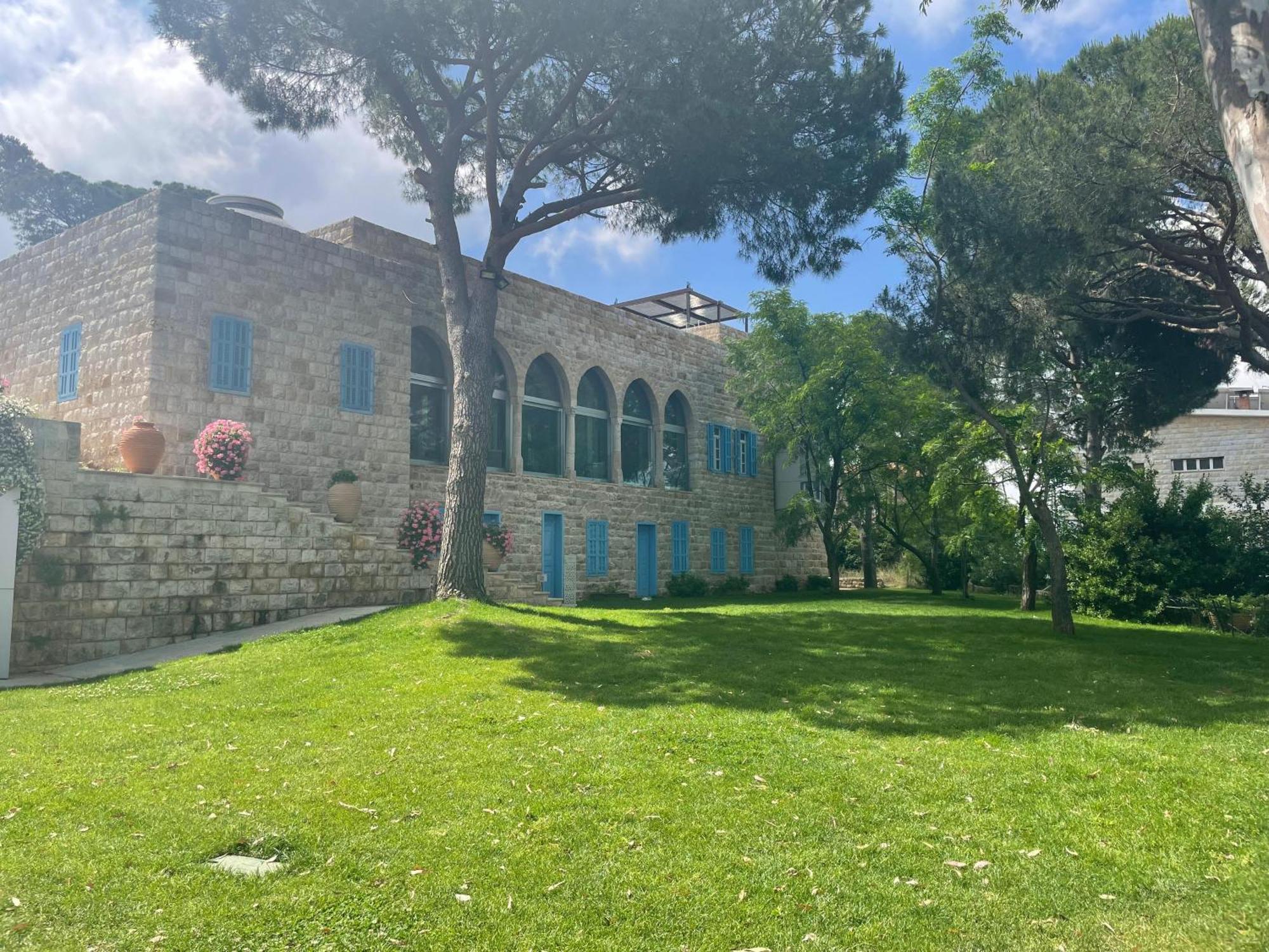 Hotel Al Bustan Beit Mery Екстериор снимка