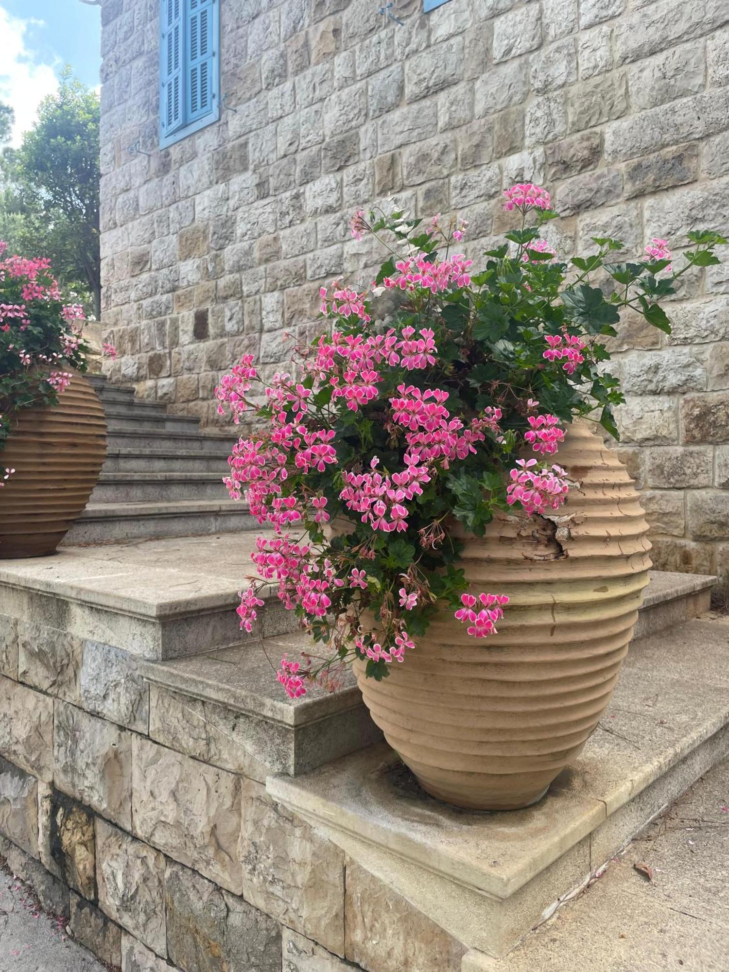 Hotel Al Bustan Beit Mery Екстериор снимка