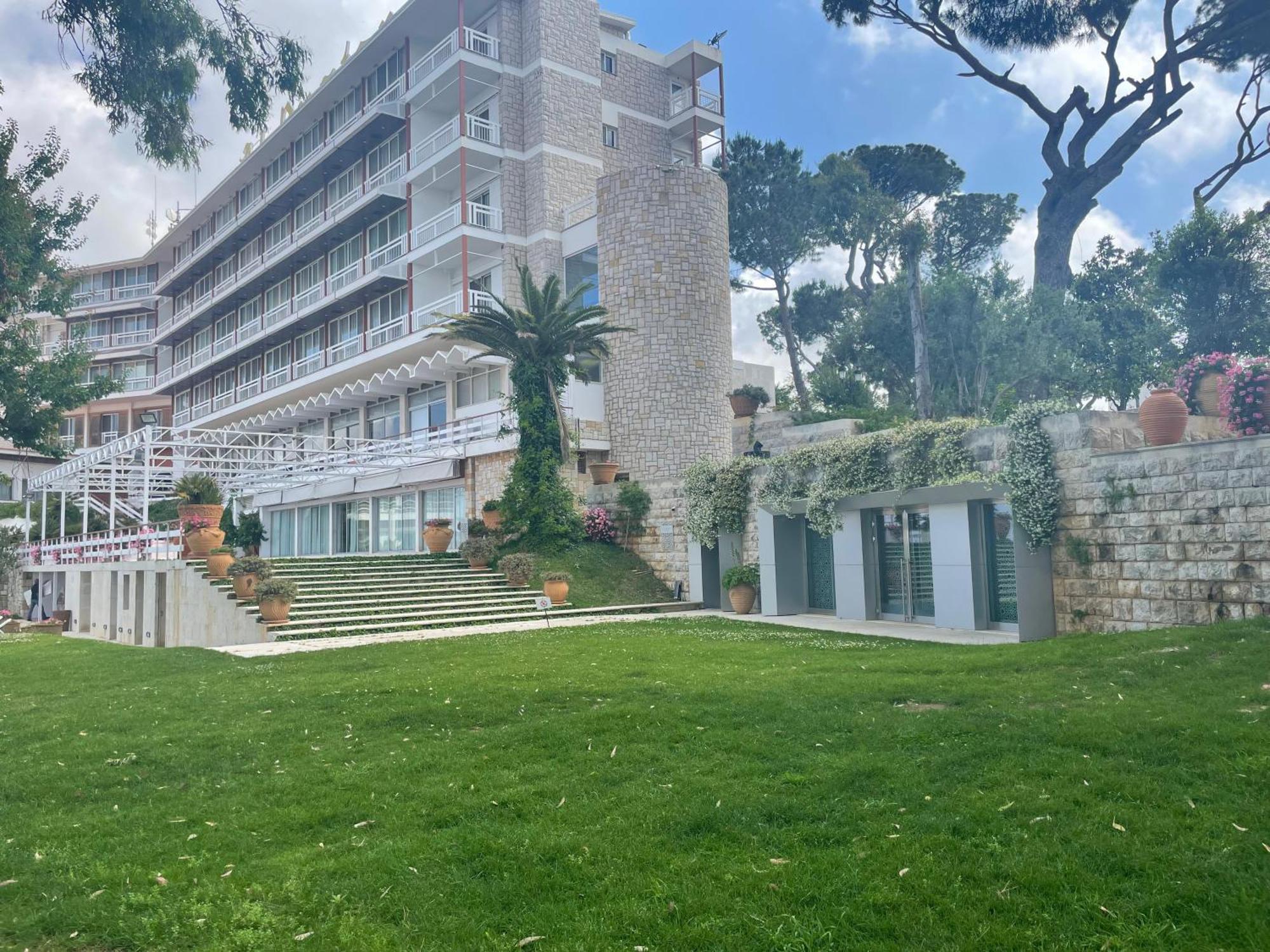 Hotel Al Bustan Beit Mery Екстериор снимка