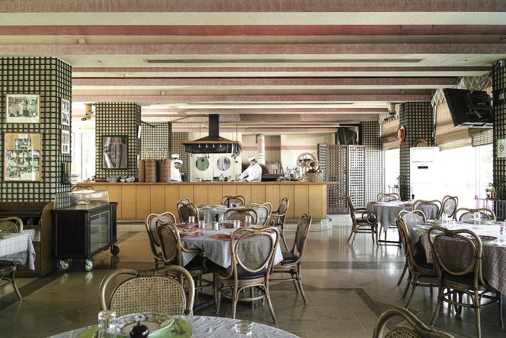 Hotel Al Bustan Beit Mery Екстериор снимка