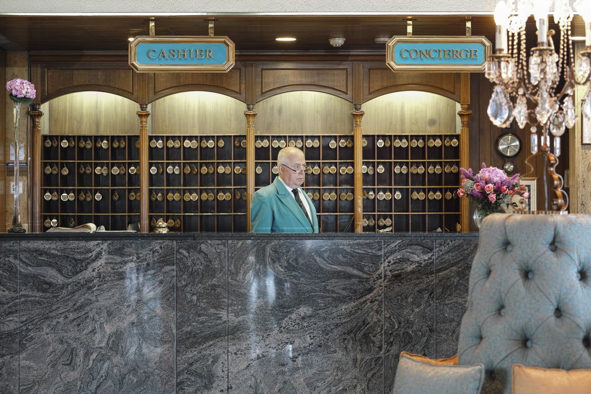 Hotel Al Bustan Beit Mery Екстериор снимка