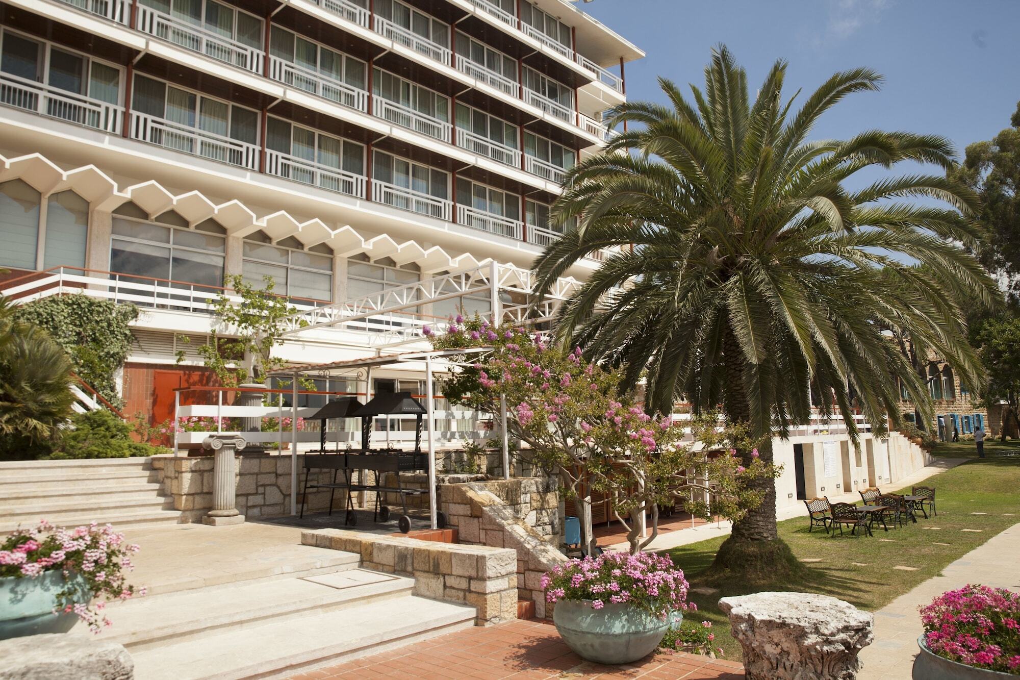 Hotel Al Bustan Beit Mery Екстериор снимка