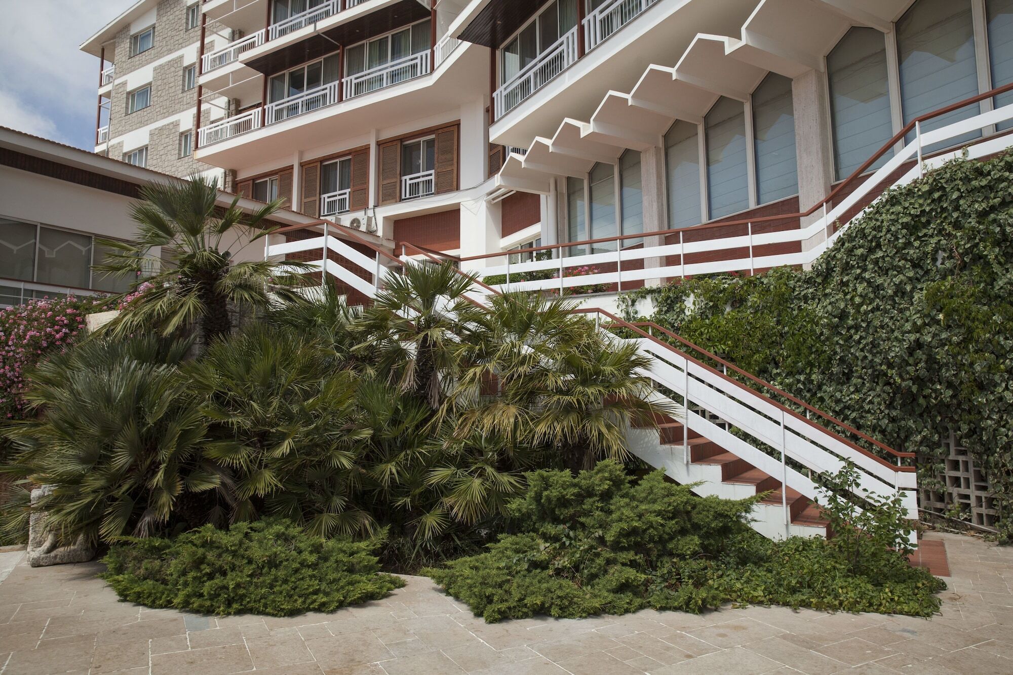 Hotel Al Bustan Beit Mery Екстериор снимка